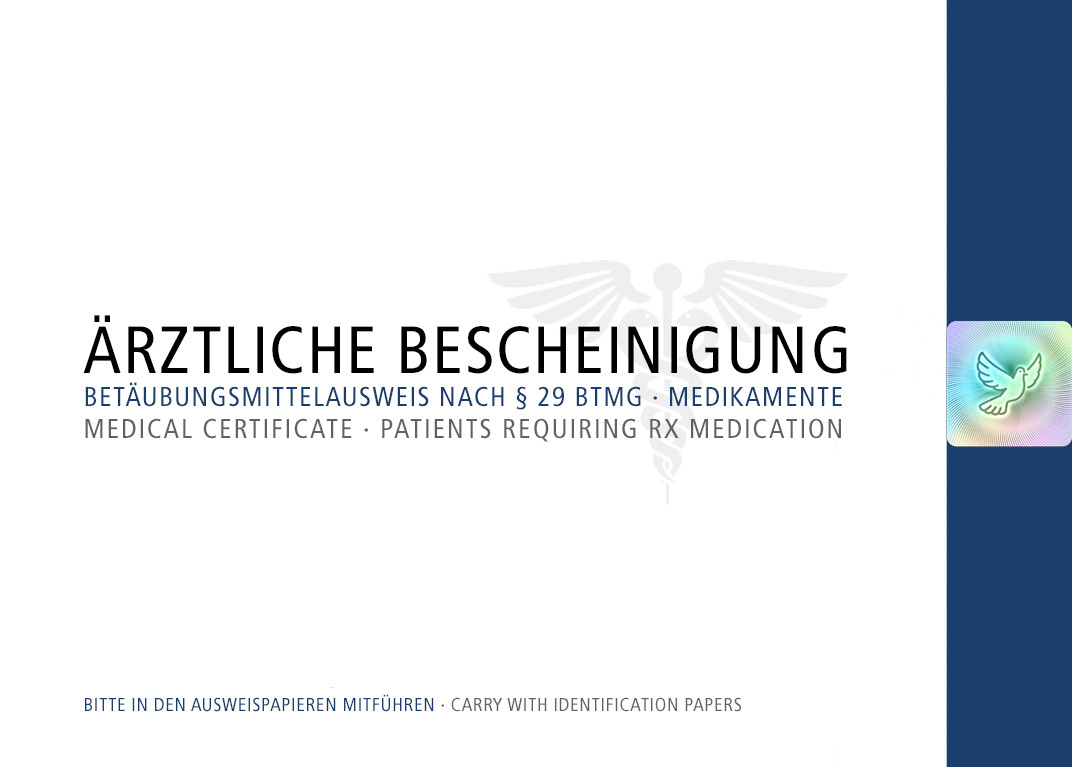 adhs-ausweis.de: Deckblatt des ADHS-Ausweises (5. Auflage 2026): Titel "Ärztliche Bescheinigung – Betäubungsmittelausweis nach § 29 BtMG · Medikamente" auf weißem Grund mit hellgrauem Caduceus-Wasserzeichen. Rechts daneben ein dunkelblauer Streifen und ein irisierendes Hologramm mit Tauben-Motiv. Hinweis unten: "Bitte in den Ausweispapieren mitführen".