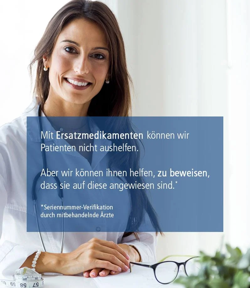 Motiv: Ärztin am Schreibtisch – Hinweis, dass Patienten der Nachweis der Angewiesenheit auf ihr Medikament erleichtert wird